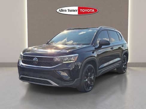 Used 2023 Volkswagen Taos SE w/ Panoramic Sunroof Package FWD image 4