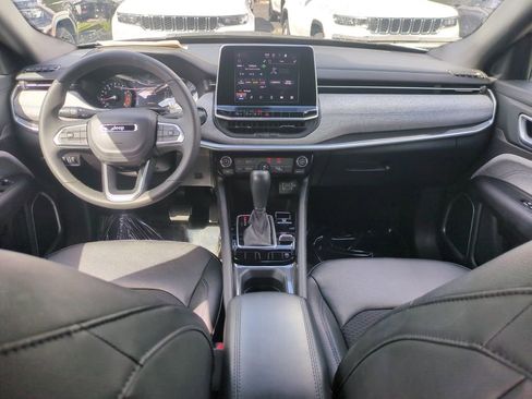 Used 2025 Jeep Compass Latitude image 17