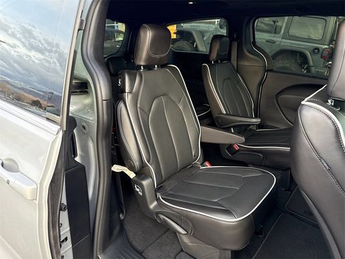 New 2026 Chrysler Pacifica Limited image 13