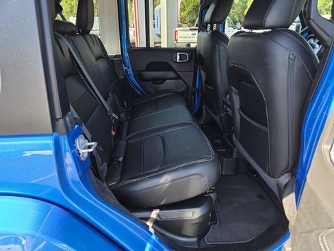 Used 2023 Jeep Wrangler Unlimited Sahara AWD/4WD image 18