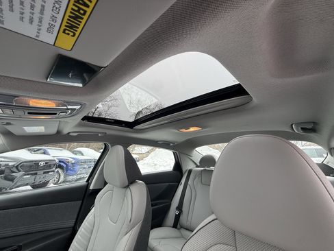 Used 2024 Hyundai Elantra Limited image 7