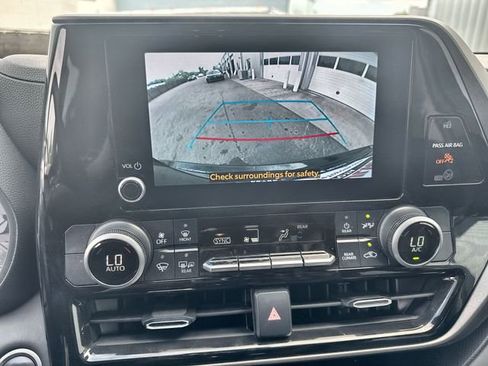 Used 2024 Toyota Highlander LE AWD/4WD image 26