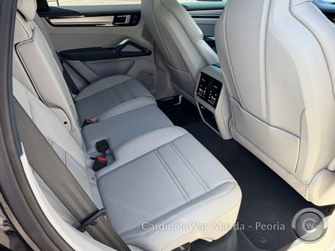 Used 2022 Porsche Cayenne S Platinum AWD/4WD image 29
