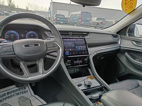 Used 2023 Jeep Grand Cherokee Limited w/ Black Appearance Package AWD/4WD image 15