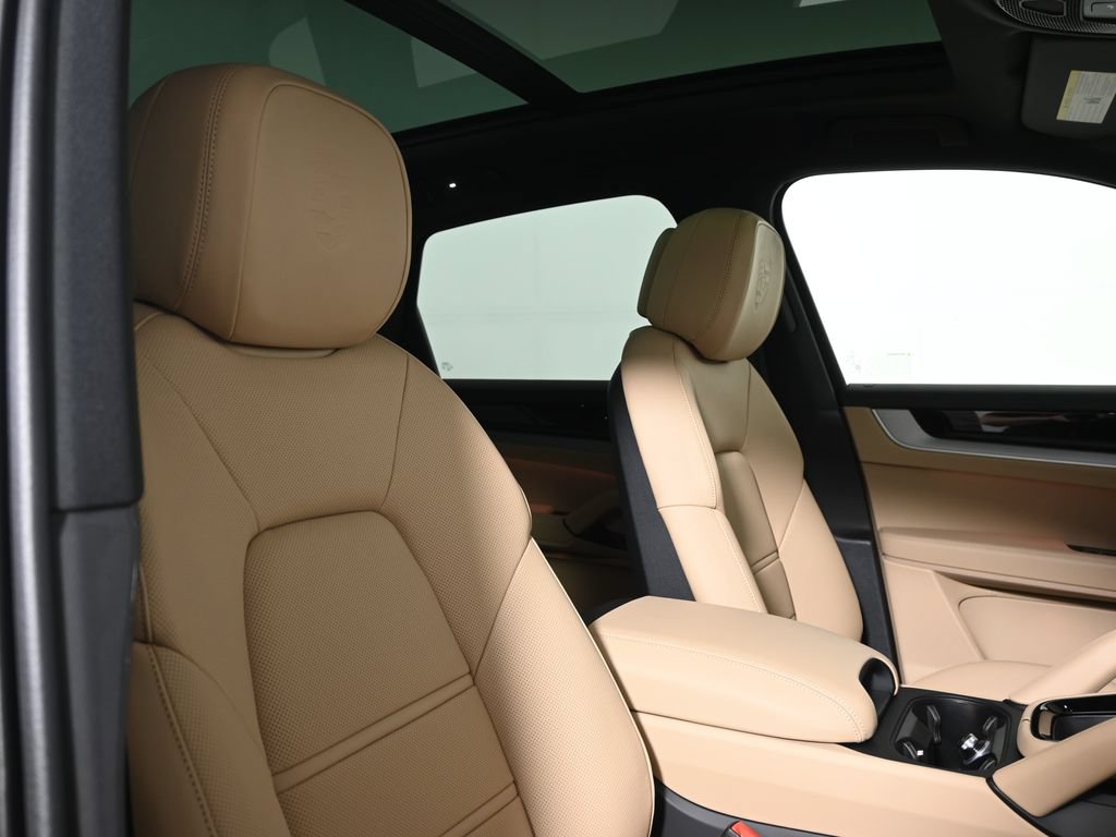 Used 2026 Porsche Cayenne AWD/4WD image 38