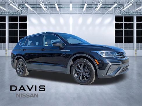 Used 2024 Volkswagen Tiguan SE image 1