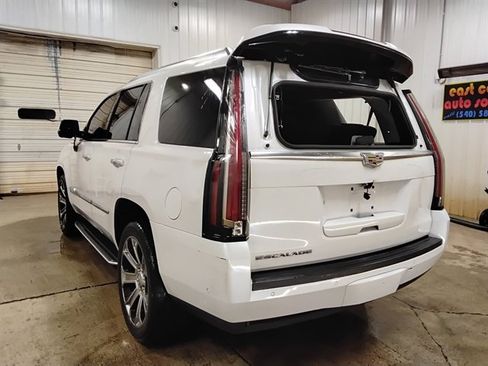 Used 2017 Cadillac Escalade Luxury AWD/4WD image 6