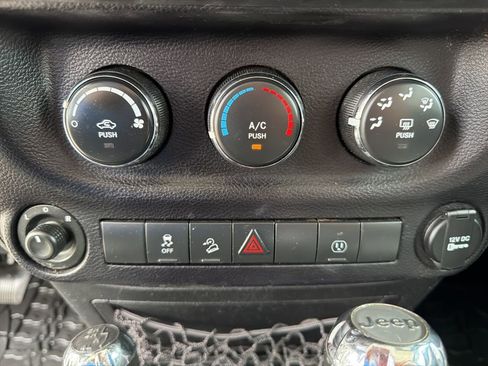 Used 2015 Jeep Wrangler Unlimited Sahara w/ Connectivity Group AWD/4WD image 32