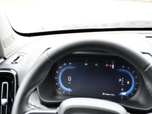 Certified 2025 Volvo XC40 B5 Plus image 22