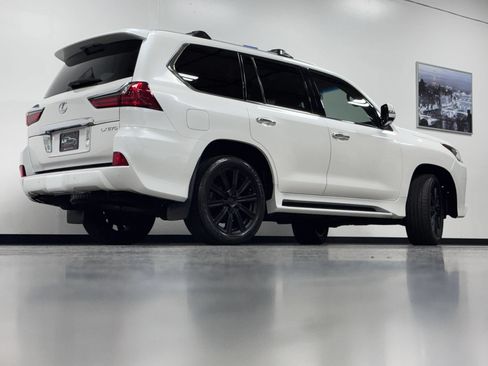 Used 2016 Lexus LX 570 4WD w/ Luxury Package image 4