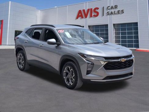 Used 2025 Chevrolet Trax LT w/ LT Convenience Package FWD image 3