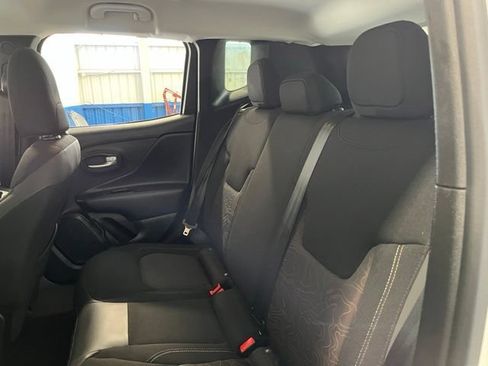Used 2023 Jeep Renegade Latitude AWD/4WD image 18