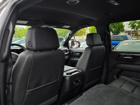 Used 2025 Chevrolet Suburban Z71 AWD/4WD image 18