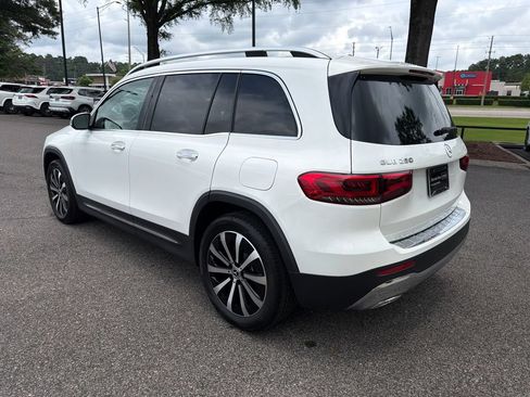 Used 2022 Mercedes-Benz GLB 250 w/ Premium Package image 9