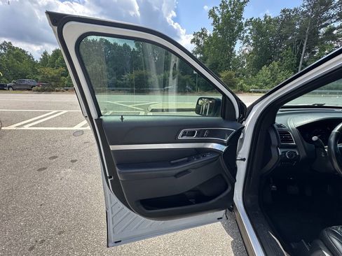 Used 2016 Ford Explorer XLT w/ Equipment Group 202A FWD image 11