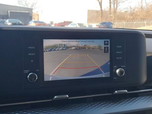 Used 2022 Kia Carnival LX image 23