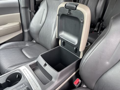 Used 2025 Kia Carnival FWD image 13