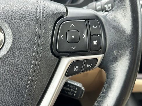 Used 2018 Toyota Highlander XLE image 19