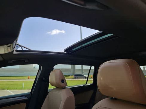 Used 2022 Volkswagen Tiguan SE w/ Panoramic Sunroof Package AWD/4WD image 16