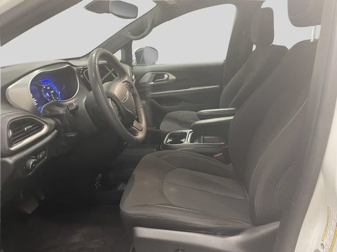 Used 2023 Chrysler Pacifica Touring FWD image 13
