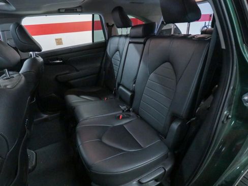 Used 2024 Toyota Highlander XLE FWD image 13