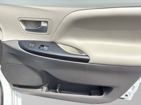 Used 2017 Toyota Sienna LE AWD/4WD image 15