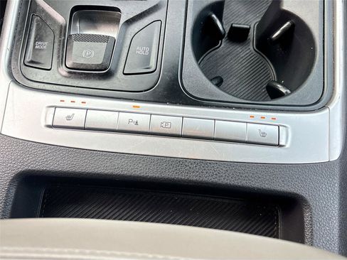 Used 2025 Kia Carnival FWD image 23