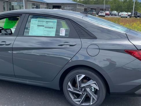 New 2025 Hyundai Elantra SEL image 3