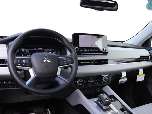 Used 2025 Mitsubishi Outlander 4WD Plug-In Hybrid image 3