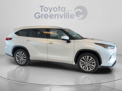 Used 2022 Toyota Highlander Platinum FWD image 7