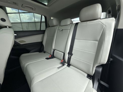 Used 2021 Volkswagen Tiguan SE w/ Panoramic Sunroof Package image 30