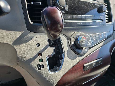 Used 2012 Toyota Sienna XLE FWD image 15