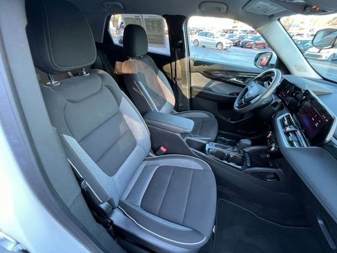 Used 2025 Chevrolet TrailBlazer LT image 30