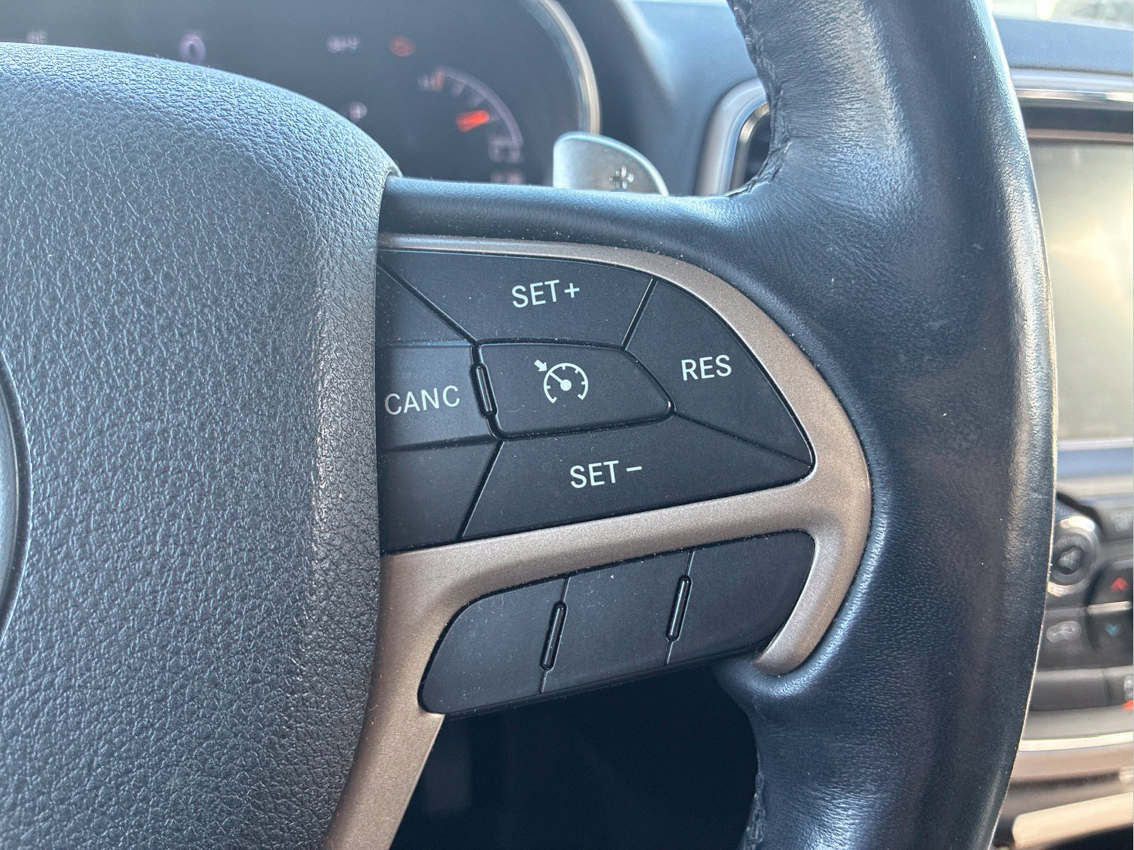 Used 2014 Jeep Grand Cherokee Limited w/ Luxury Group II AWD/4WD image 14