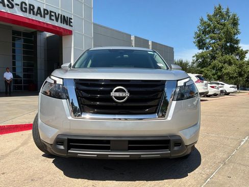 Used 2025 Nissan Pathfinder SV FWD image 3