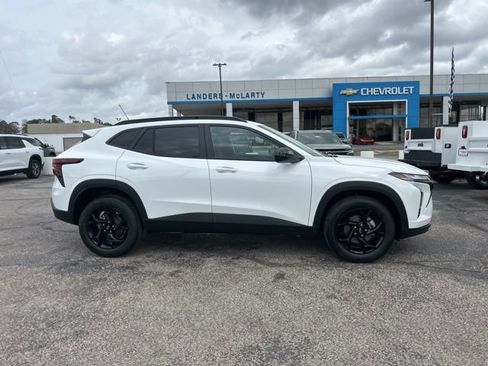 New 2026 Chevrolet Trax LT w/ Midnight Edition image 2