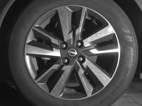 Used 2025 Nissan Versa SV image 12