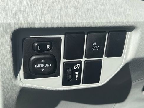 Used 2014 Toyota Prius Five image 16