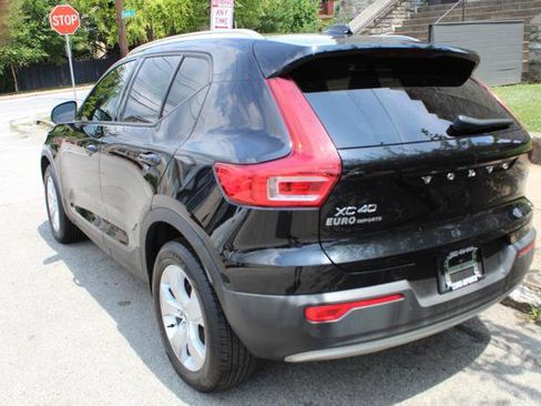 Used 2022 Volvo XC40 T5 Momentum image 5