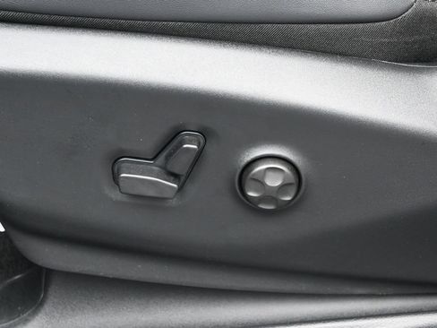 Used 2025 Chrysler Pacifica Select FWD image 12