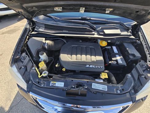 Used 2014 Chrysler Town & Country Touring-L w/ Driver Convenience Group image 52