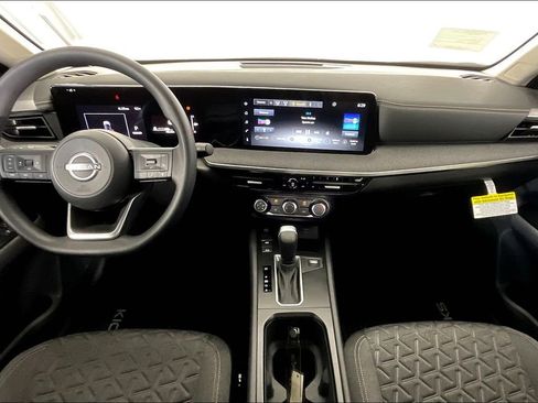 Used 2025 Nissan Kicks SV image 2