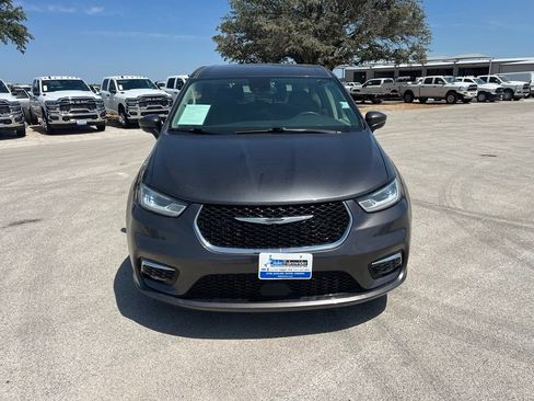 Used 2023 Chrysler Pacifica Touring-L FWD image 8