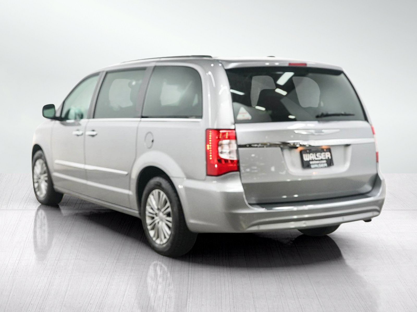 Used 2016 Chrysler Town & Country Touring-L w/ Driver Convenience Group FWD image 3
