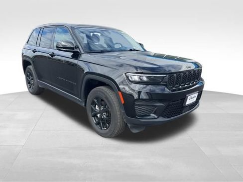 Used 2025 Jeep Grand Cherokee Altitude AWD/4WD image 3