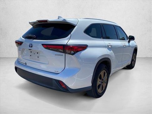 Used 2022 Toyota Highlander Bronze Edition FWD image 9