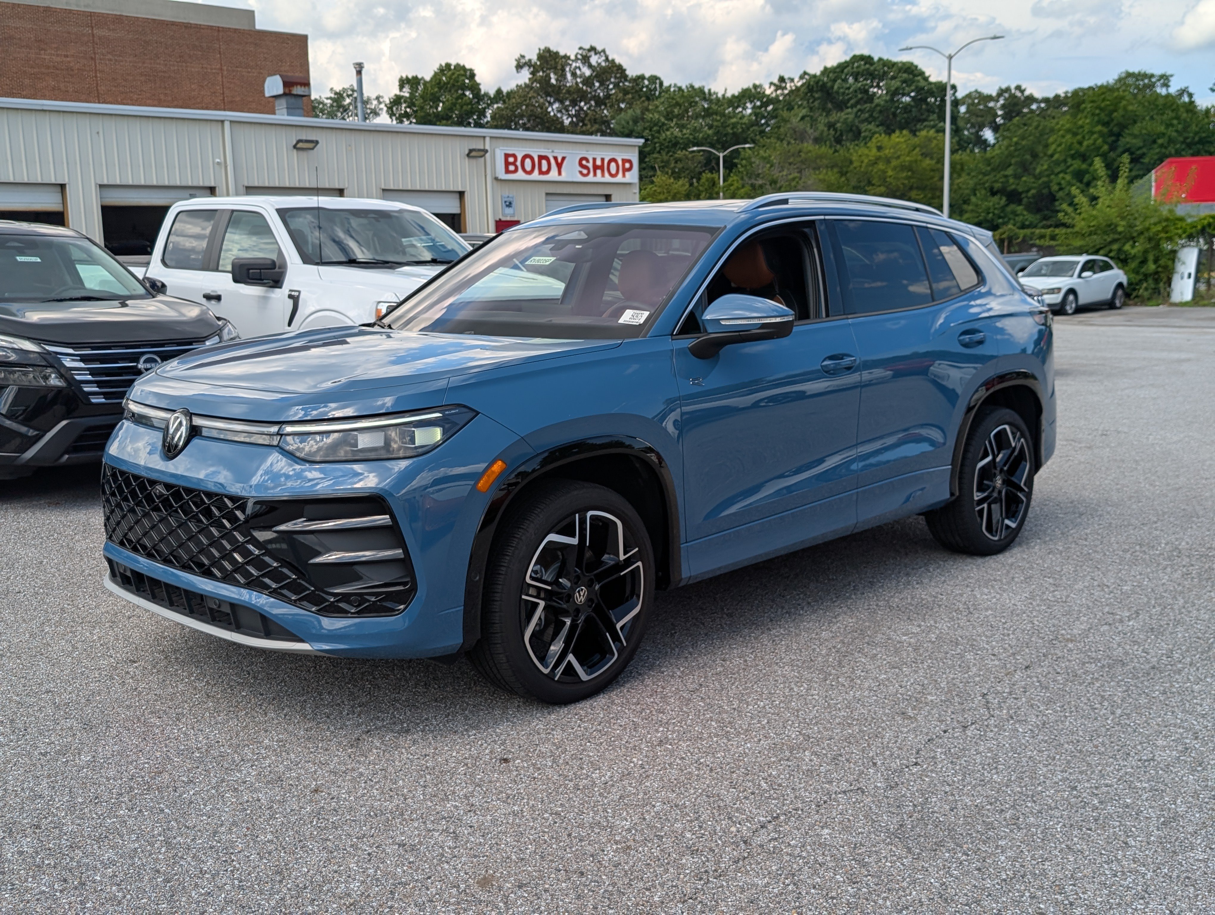 Used 2025 Volkswagen Tiguan SEL R-Line AWD/4WD image 7