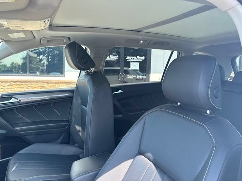 Used 2022 Volkswagen Tiguan SE w/ Panoramic Sunroof Package AWD/4WD image 3