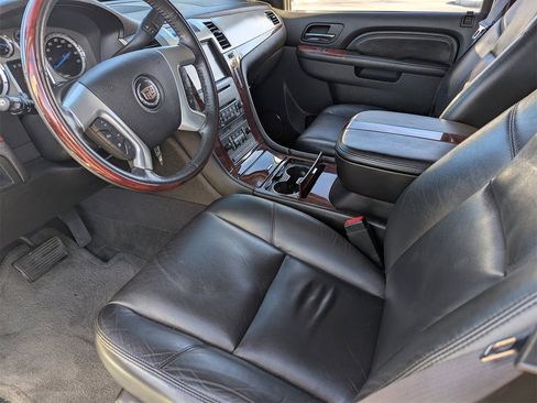Used 2010 Cadillac Escalade ESV Premium image 29