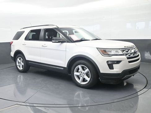 Used 2018 Ford Explorer XLT w/ Equipment Group 202A FWD image 8